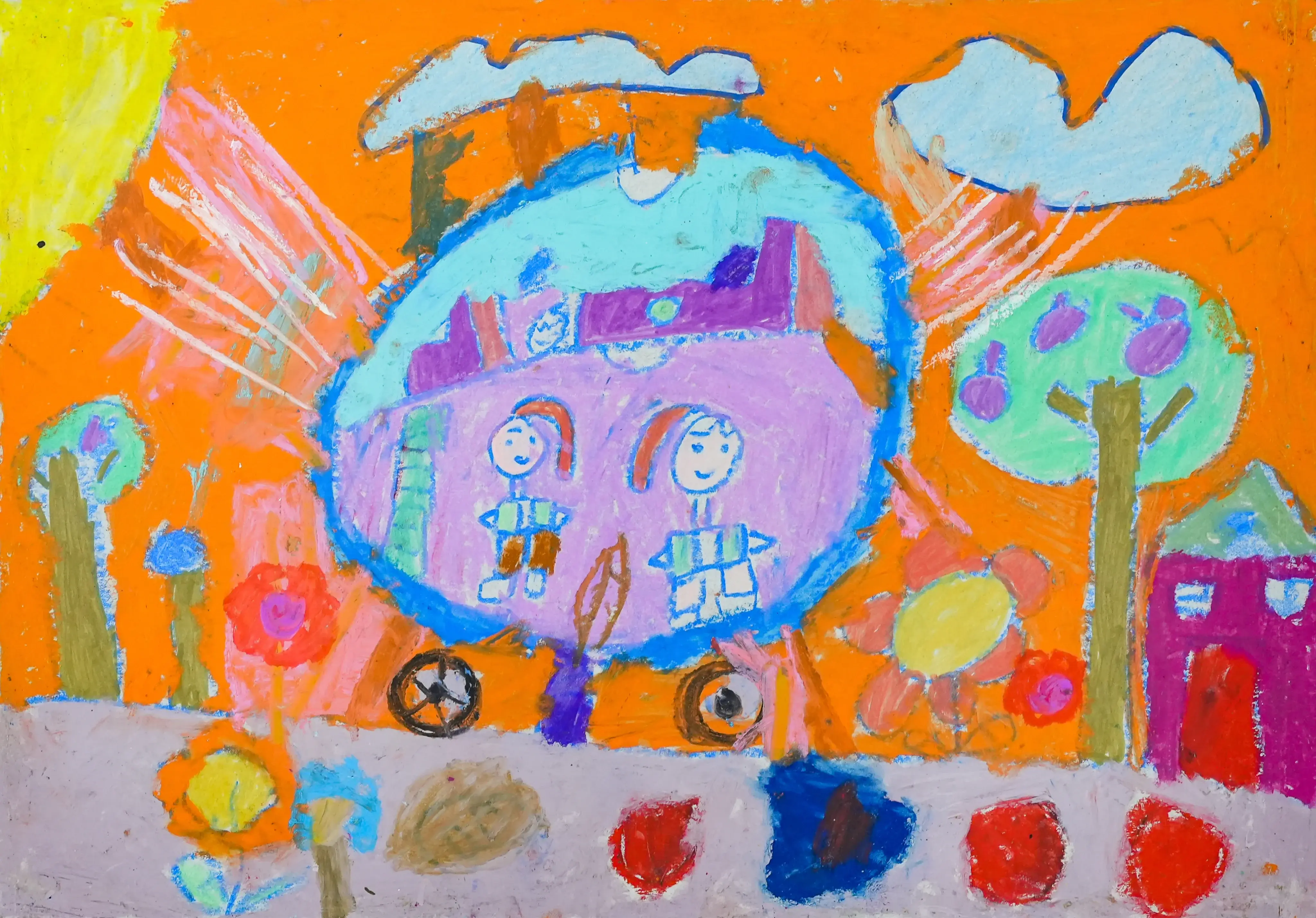 Xe ô tô chạy bằng năng lượng mây và mặt trời đưa em đi chơi